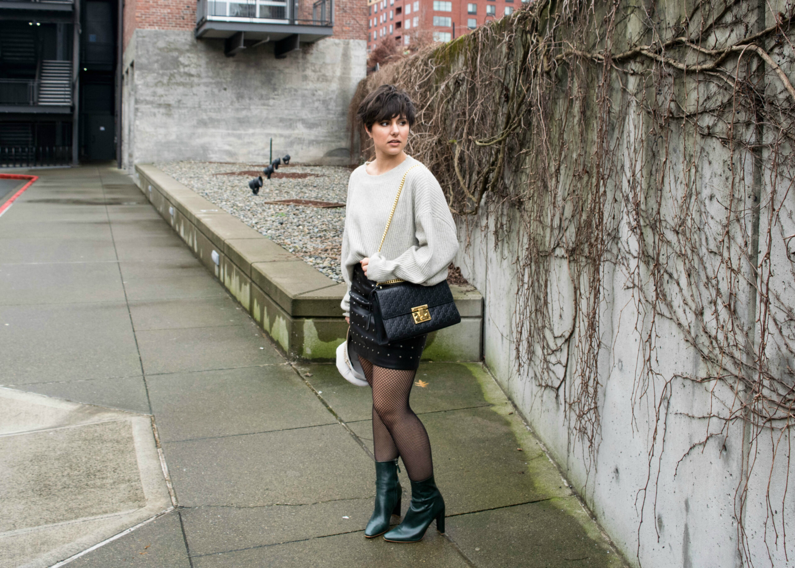 How to Wear Oversized Fishnet Tights: Outfit 1 – Rebecca In Europe